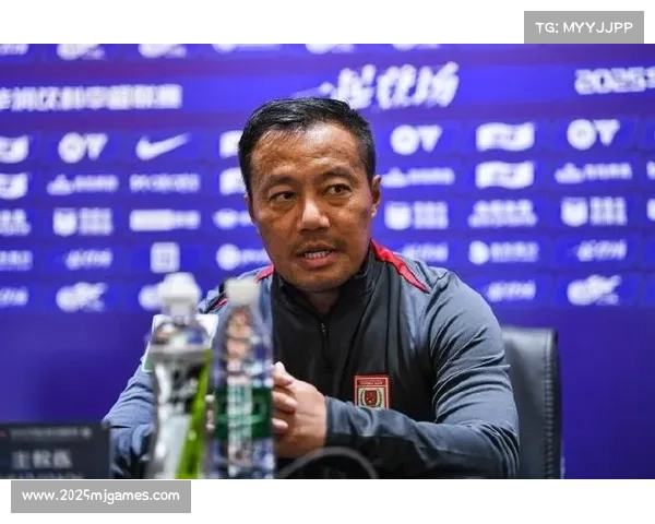 阎峰出任长春亚泰主教练首日，全面接手球队训练与管理工作。